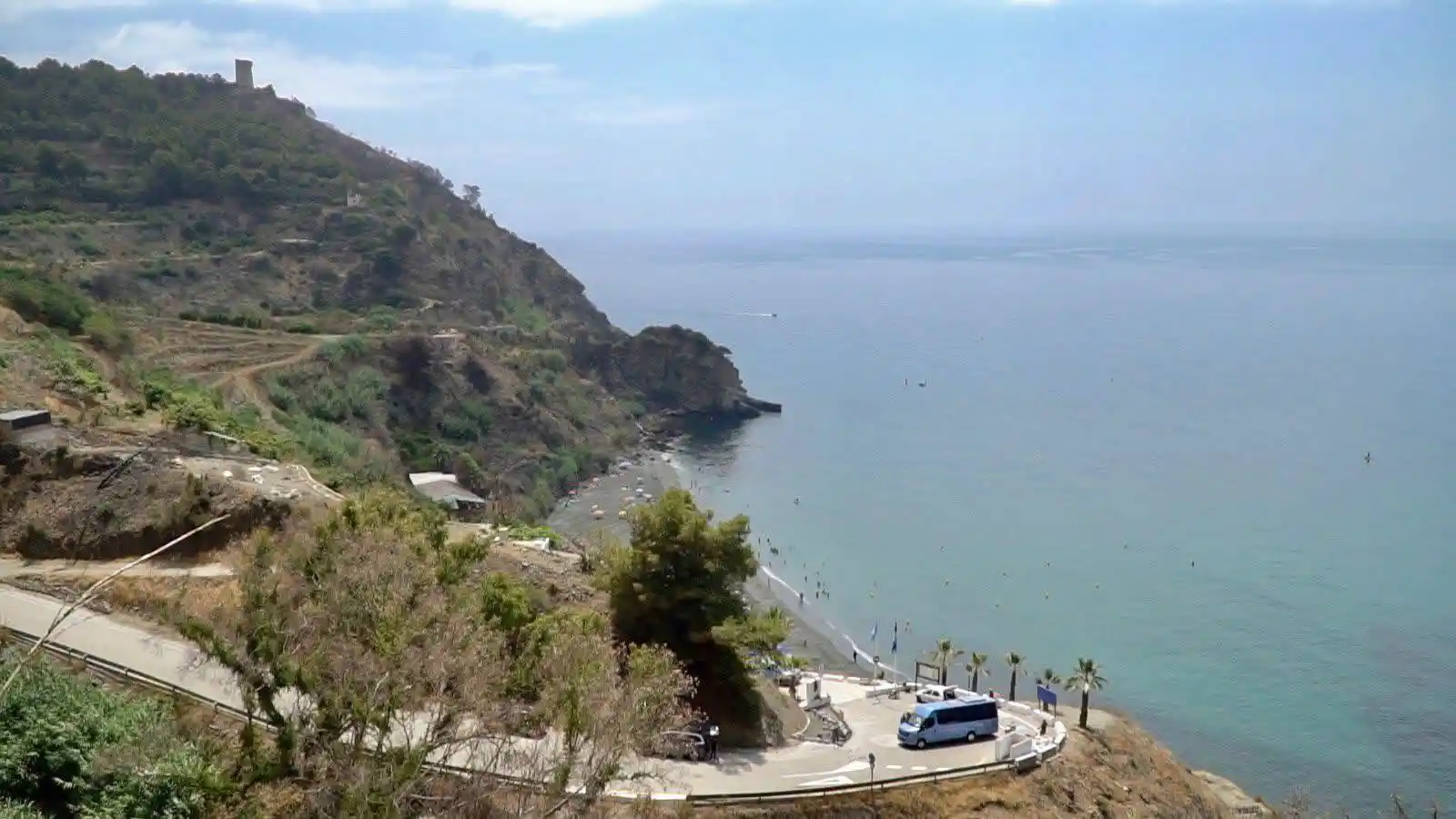 Zona de aparcamiento cerca de Playa de Maro en Nerja — foto 1